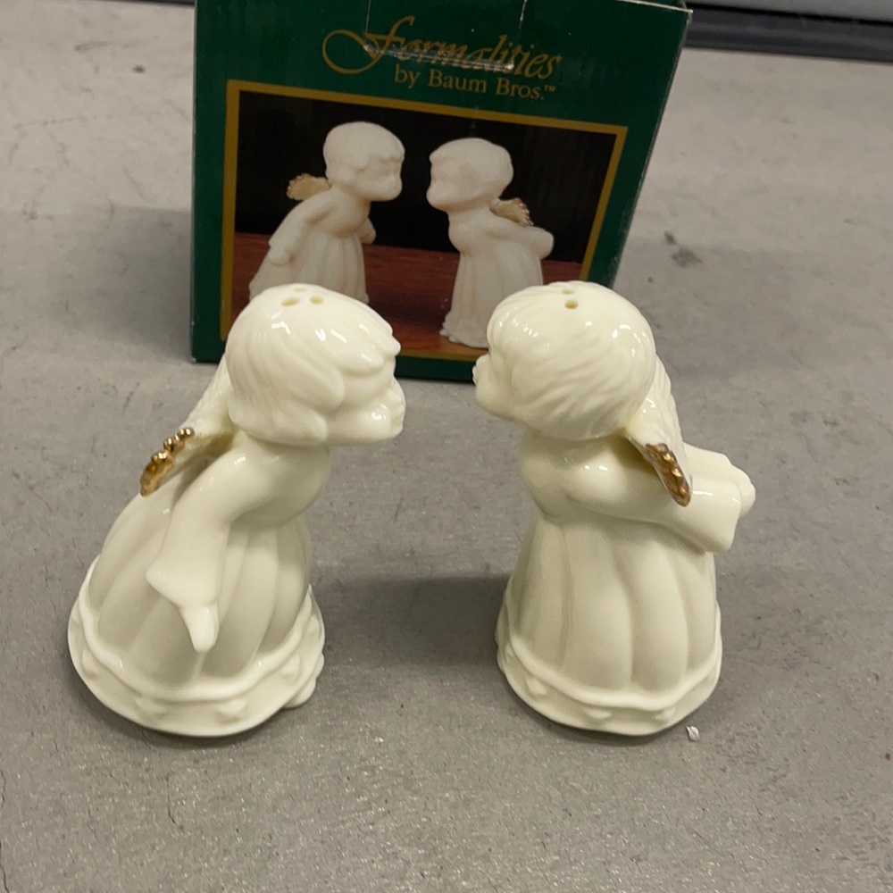 Vintage Kissing angels salt & pepper set